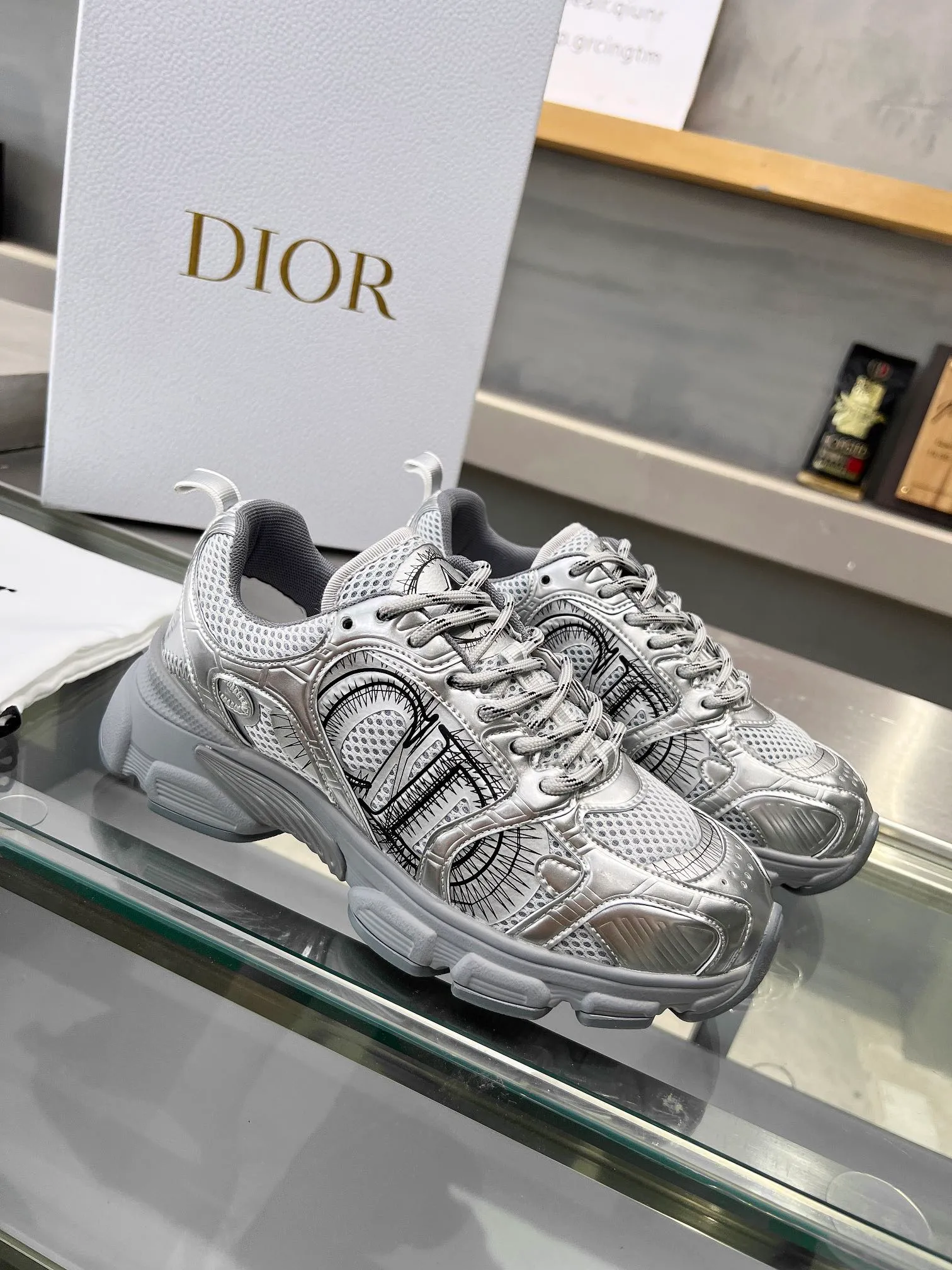 👟👟Ex-factory price 600👟👟 Women's shoes, women's clothing, women's shoes, women's clothing 2024's latest hot model Reba's brand new CHRONO shoes, the same model as Dior's DIOR, have a large amount of silver glossy structure and gray mesh material. The rebound of the sole has also been improved. The ultra-light outsole feels great👍👍👍. It has been increased by 5 centimeters. The recently popular thick-soled style makes you fall in love with it at first glance. The size is 35-40.